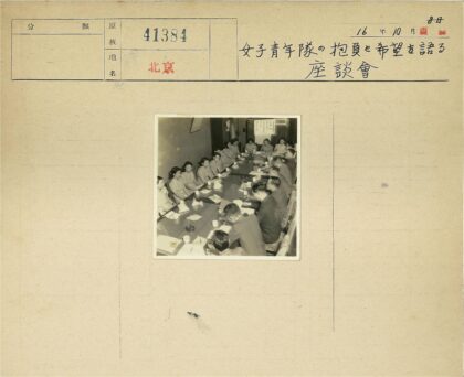会议室讨论工作场景.jpg