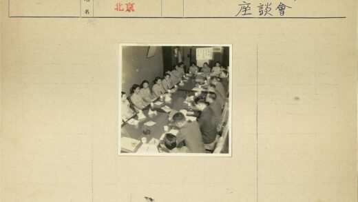 会议室讨论工作场景.jpg