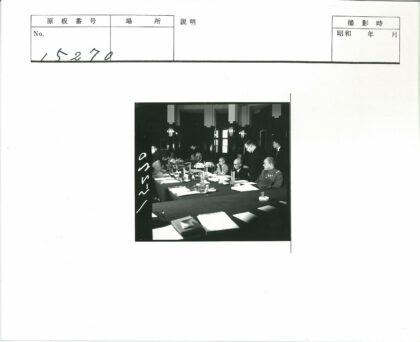 会议室长桌讨论场景.jpg
