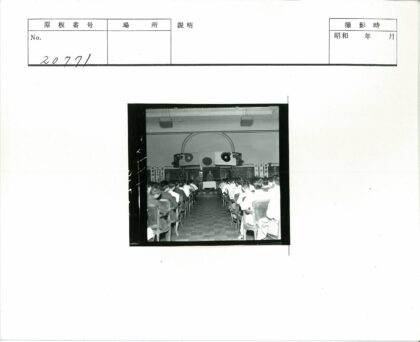 会议现场演讲与旗帜背景.jpg