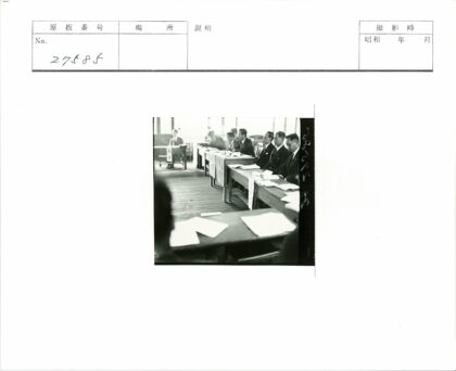 会议讨论中的团队与独坐者.jpg