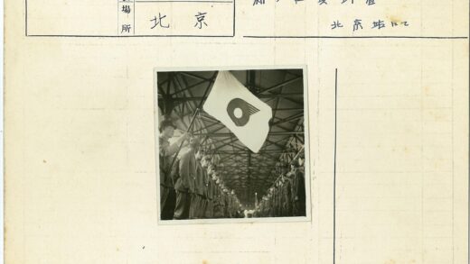 伞盖下列队的制服男子持旗帜.jpg