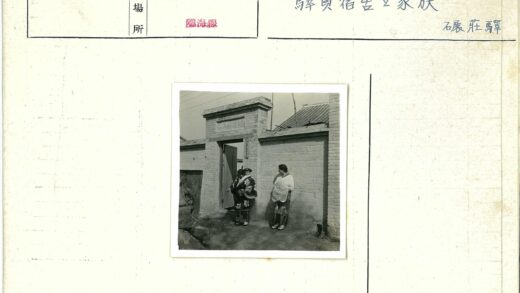 传统与休闲装女性站在砖墙门前.jpg