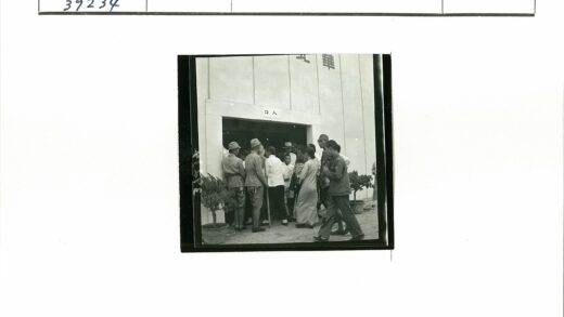 传统与现代服装人群在建筑入口合影.jpg