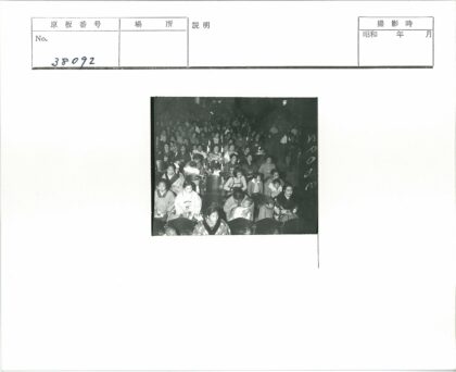 传统与现代服饰人群室内聚会.jpg