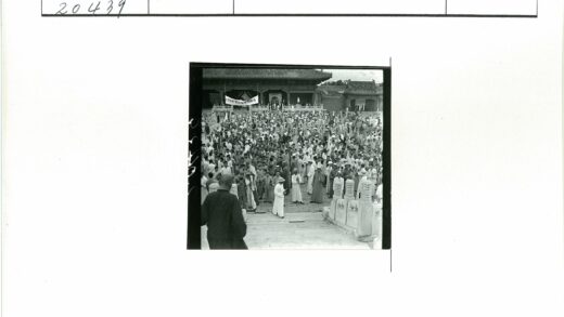 传统与现代服饰人群聚集历史建筑.jpg