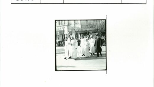 传统与现代服饰人群街景.jpg