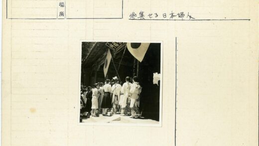 传统与现代服饰人群装饰旗建筑.jpg