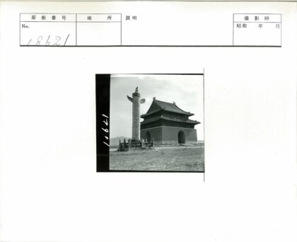 传统东亚建筑与石柱风景.jpg