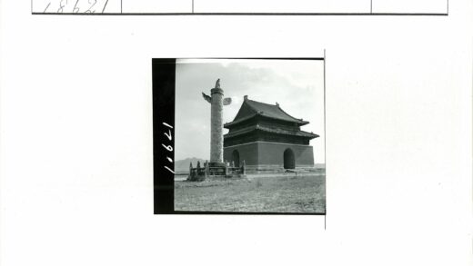 传统东亚建筑与石柱风景.jpg