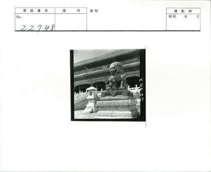 传统东亚建筑与石狮雕像广场.jpg
