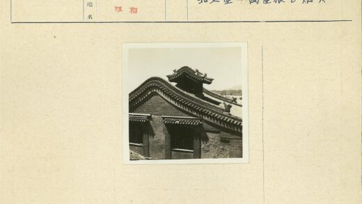 传统东亚瓦屋顶建筑与远山景色.jpg
