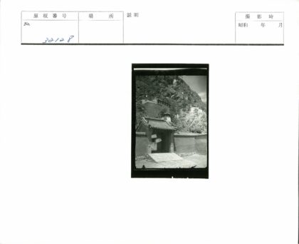 传统东方建筑与山地景观.jpg