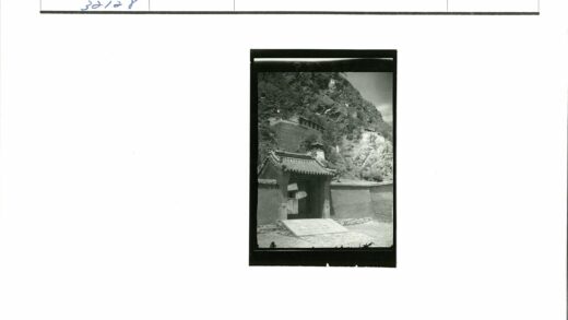 传统东方建筑与山地景观.jpg