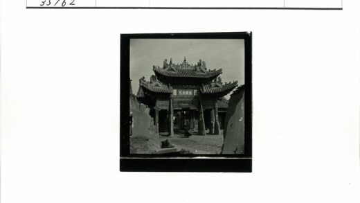 传统东方雕刻大门街景.jpg