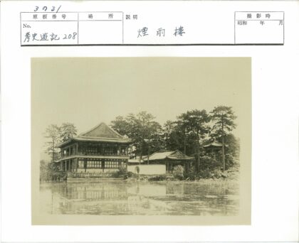 传统两层建筑池塘倒影.jpg