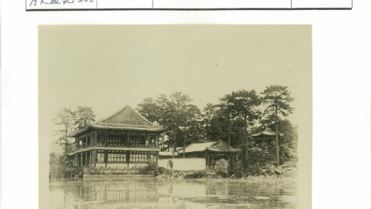 传统两层建筑池塘倒影.jpg