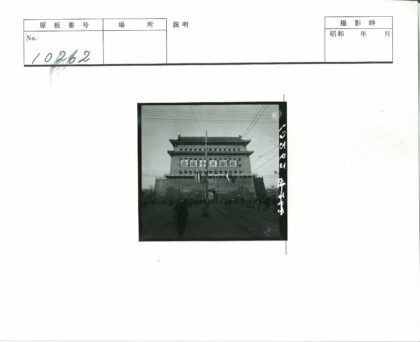 传统中国城门楼街景.jpg