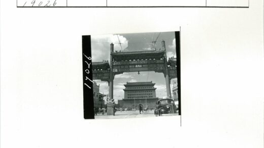 传统中国大门与城市街景.jpg