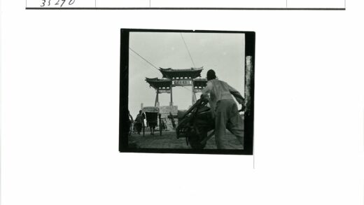 传统中国大门与手推车场景.jpg