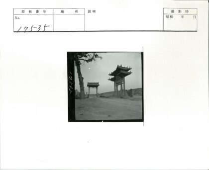 传统中国大门与枯树景观.jpg