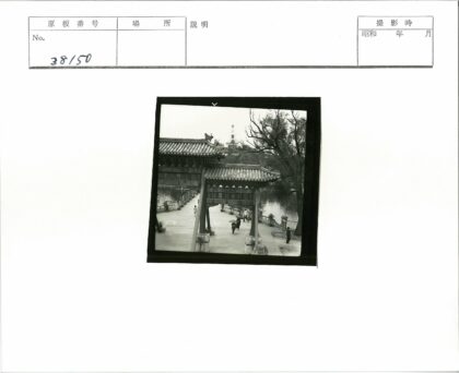 传统中国大门与湖畔景色.jpg