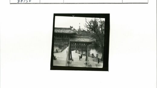传统中国大门与湖畔景色.jpg
