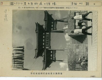 传统中国大门旁的双人漫步.jpg