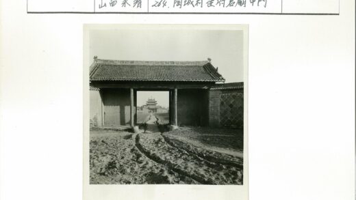 传统中国大门通往华丽建筑土路.jpg