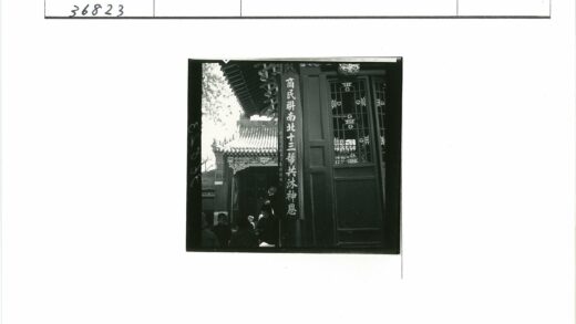 传统中国建筑前的人物留影.jpg