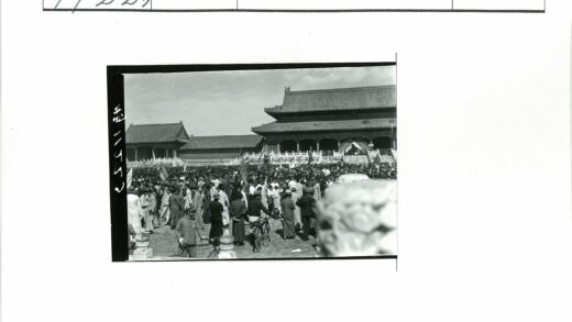 传统中国建筑前的人群与旗帜.jpg