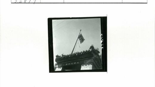 传统中国建筑飘扬旗帜立面细节.jpg