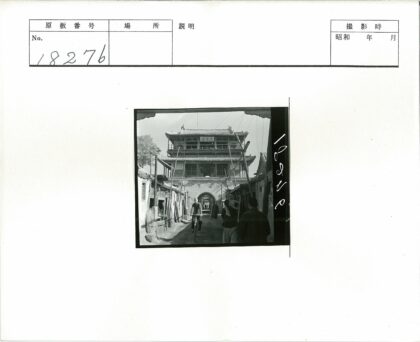 传统中国门楼与古街生活.jpg