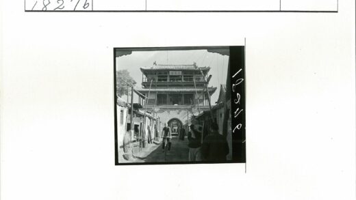 传统中国门楼与古街生活.jpg