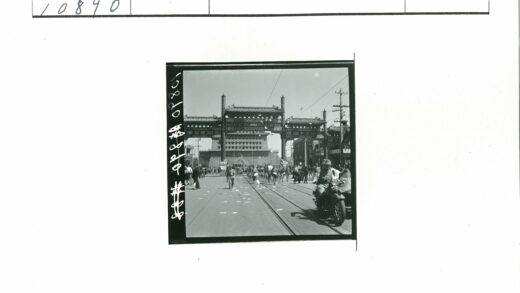 传统中式大门下街道生活场景.jpg