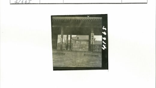 传统中式庭院大门与建筑景观.jpg