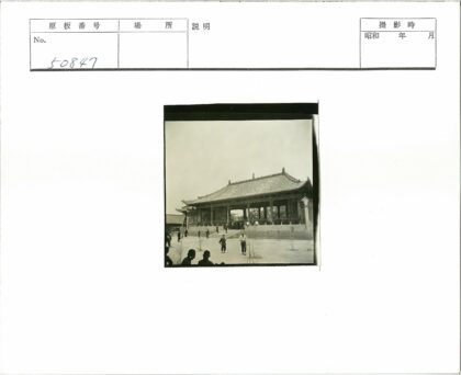 传统中式庭院建筑与行人.jpg