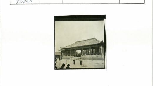 传统中式庭院建筑与行人.jpg