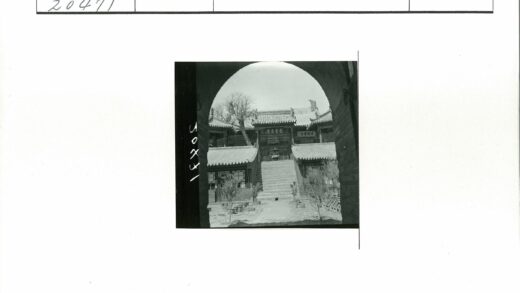 传统中式庭院楼梯与瓦顶建筑.jpg