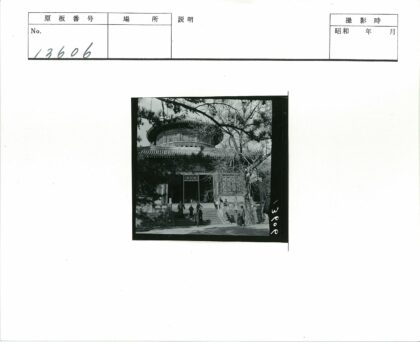 传统中式建筑与行人.jpg