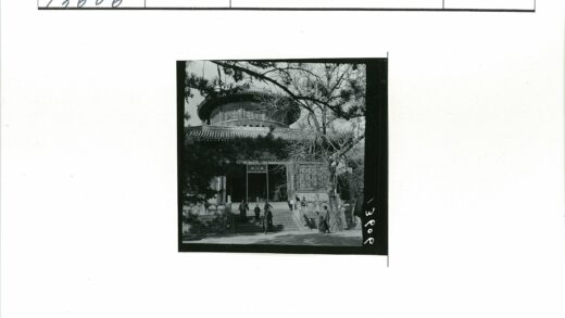 传统中式建筑与行人.jpg