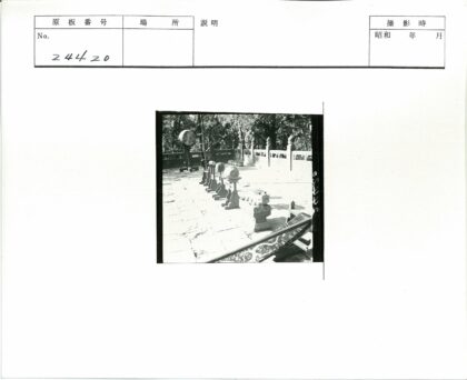 传统乐器与古典园林景致.jpg