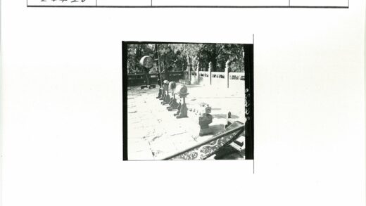 传统乐器与古典园林景致.jpg