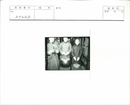 传统乐手演奏铙钹与鼓.jpg