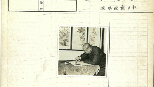 传统书法家伏案挥毫.jpg