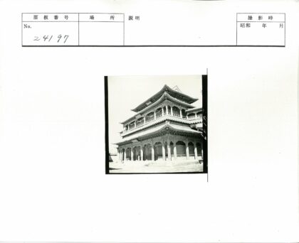 传统亚洲多层建筑蓝天草地.jpg