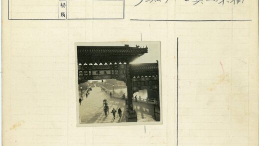 传统亚洲大门与宁静水景.jpg