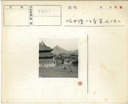 传统亚洲建筑与山脉景观.jpg