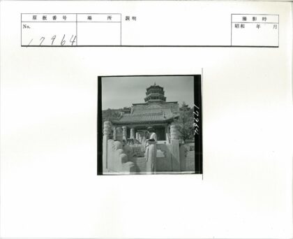 传统亚洲建筑与自然景观.jpg