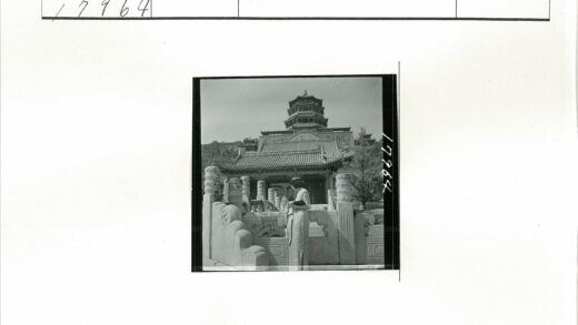 传统亚洲建筑与自然景观.jpg